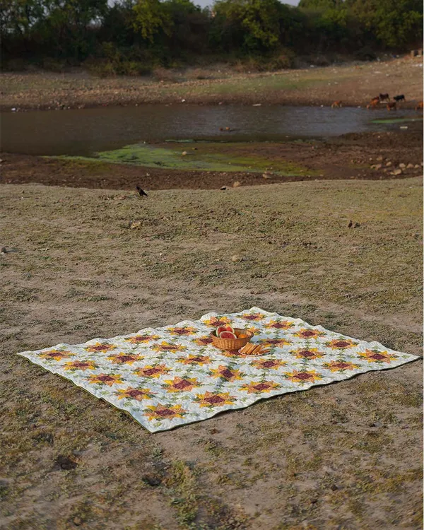 Golden_Sunflower_Star_Patchwork_Bed_Quilt