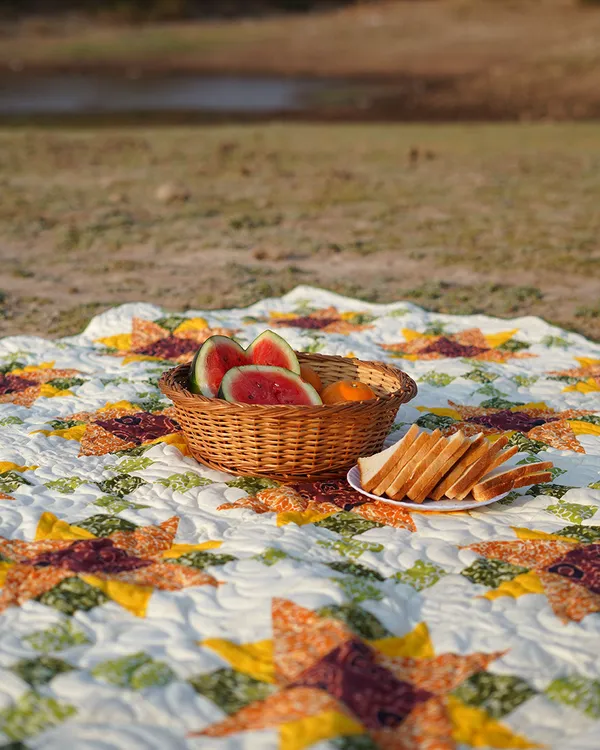 Golden_Sunflower_Star_Patchwork_Bed_Quilt