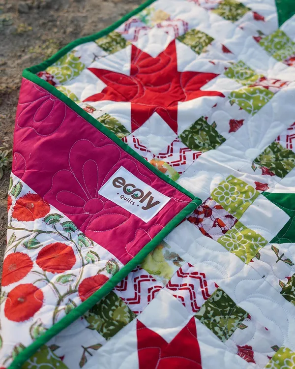 Crimson_Clover_Starburst_Patchwork_Bed_Quilt