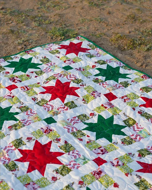 Crimson_Clover_Starburst_Patchwork_Bed_Quilt