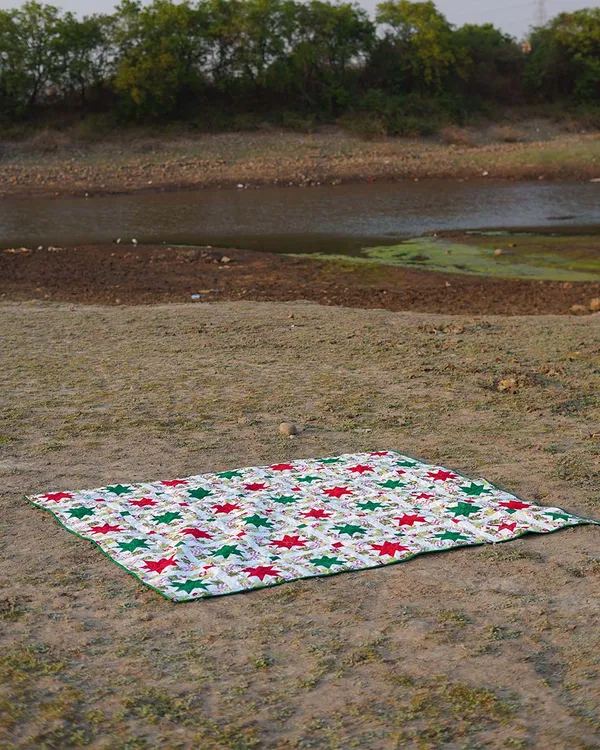 Crimson_Clover_Starburst_Patchwork_Bed_Quilt