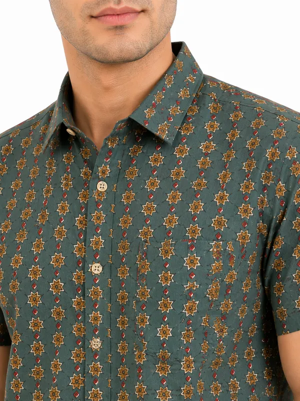 Green_Floral_Print_Cotton_Casual_Shirt_for_Men