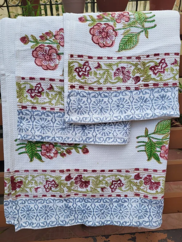 White_Cotton_Floral_Embroidered_Bath_Towel_Set