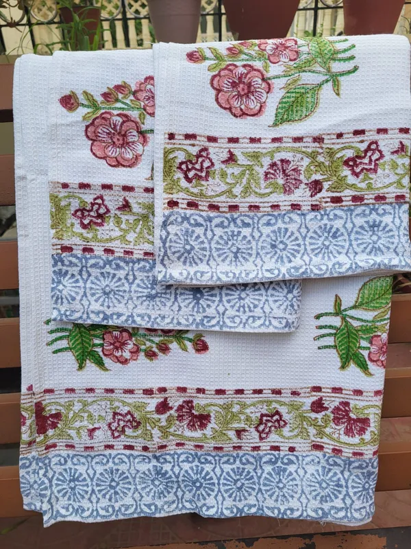 White_Cotton_Floral_Embroidered_Bath_Towel_Set