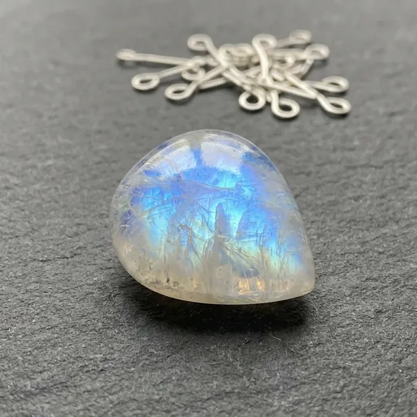 White_And_Blue_Rainbow_Moonstone_Natural_Gemstone_Cabochon_Heart_Pendant_Stone