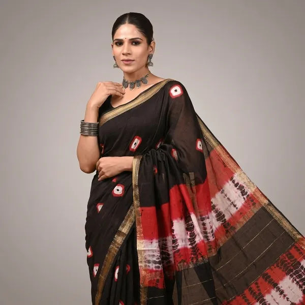 Black_Georgette_Floral_Print_Maheshwari_Silk_Saree_With_Matching_Blouse_With_Red_Border_For_Women