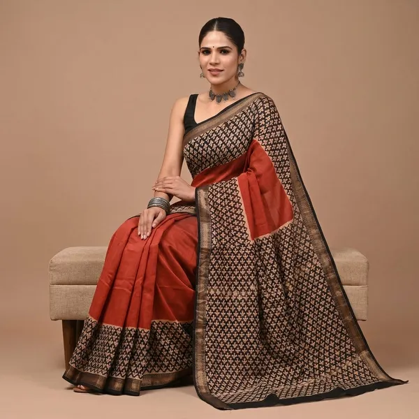 Black_Banarasi_Maheshwari_Silk_Saree_With_Matching_Blouse_With_Red_Border_For_Women