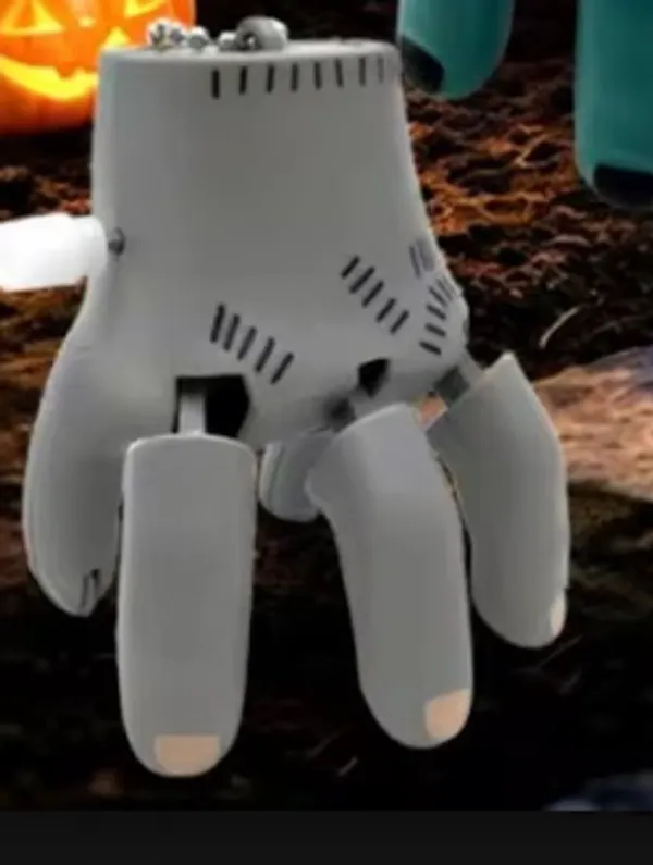 Grey_Plastic_Robot_Hand_Wind-Up_Novelty_Toy_For_Kids