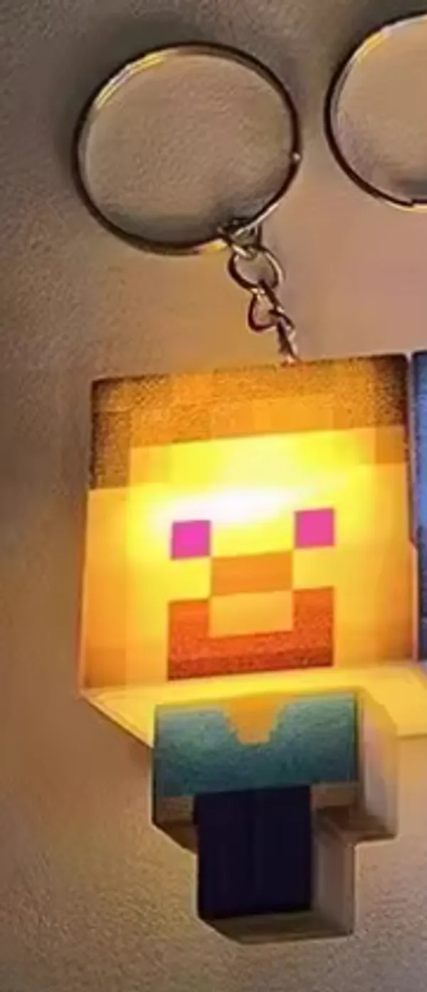 Minecraft_Character_Light-Up_Keychain