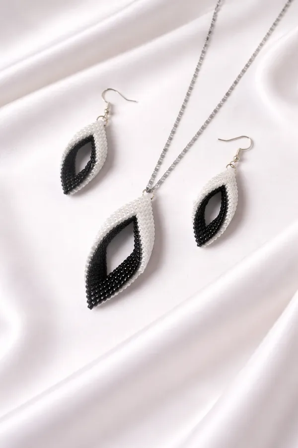 Black_White_Beaded_Stone_Pendant_Necklace_Earring_Set_For_Women