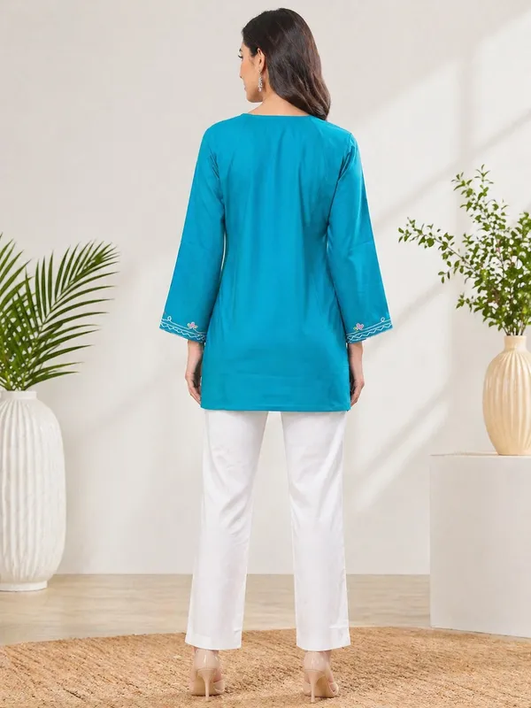 Turquoise_printed_Short_Kurti_for_Women