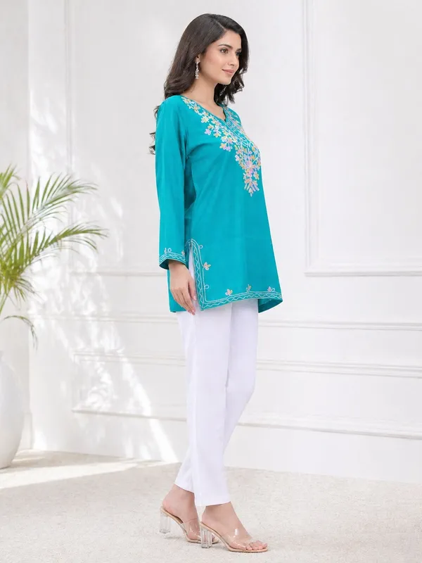 Turquoise_printed_Short_Kurti_for_Women
