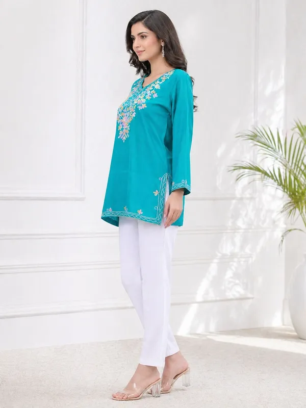 Turquoise_printed_Short_Kurti_for_Women