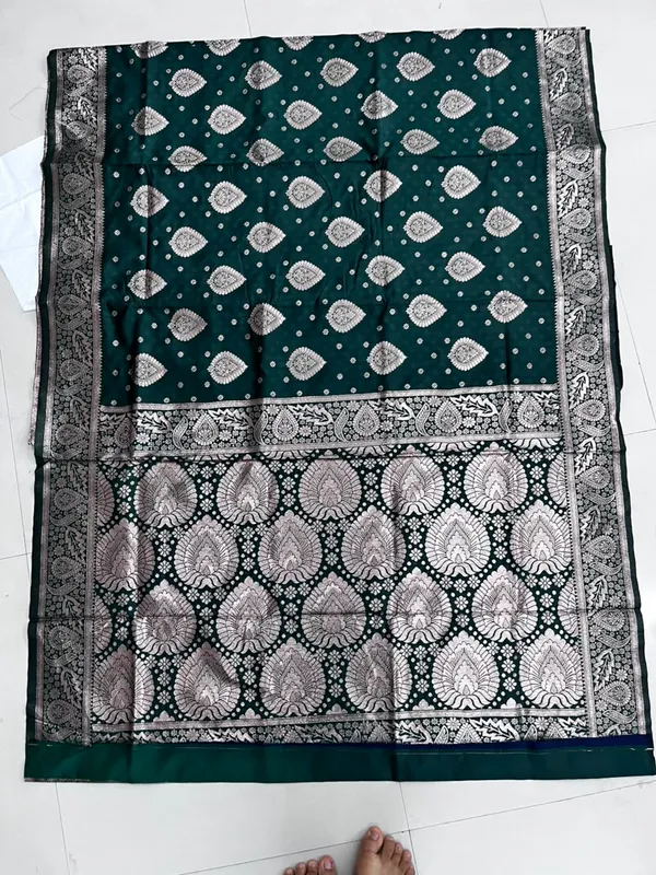 Green_Silk_And_Polyester_Saree_With_Blouse_Piece_For_Women