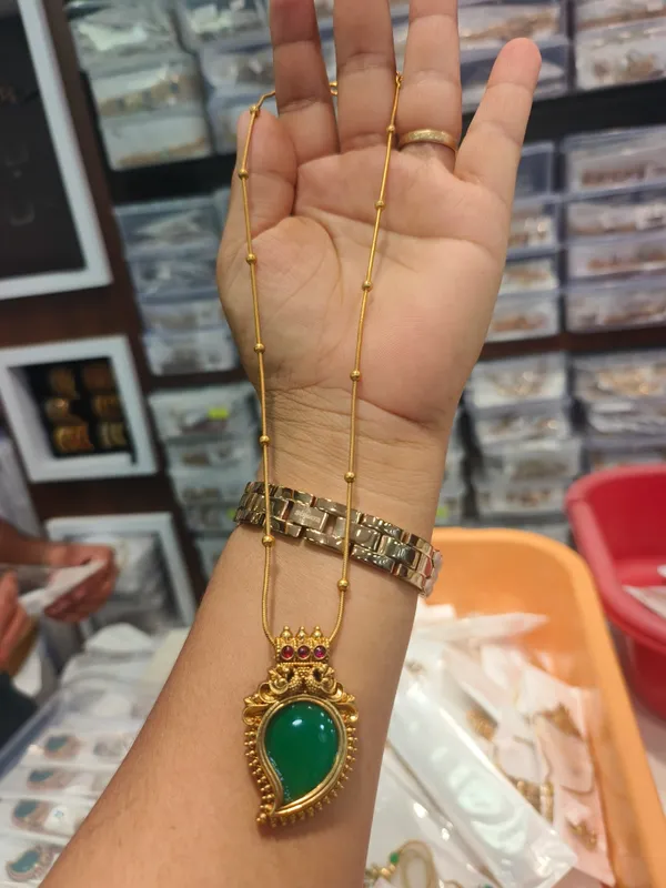 Golden_Green_Stone_Crown_Pendant_Necklace_For_Women