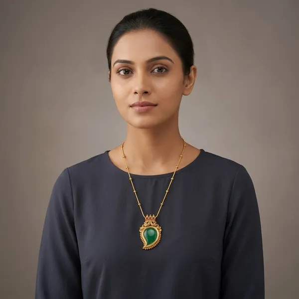 Golden_Green_Stone_Crown_Pendant_Necklace_For_Women
