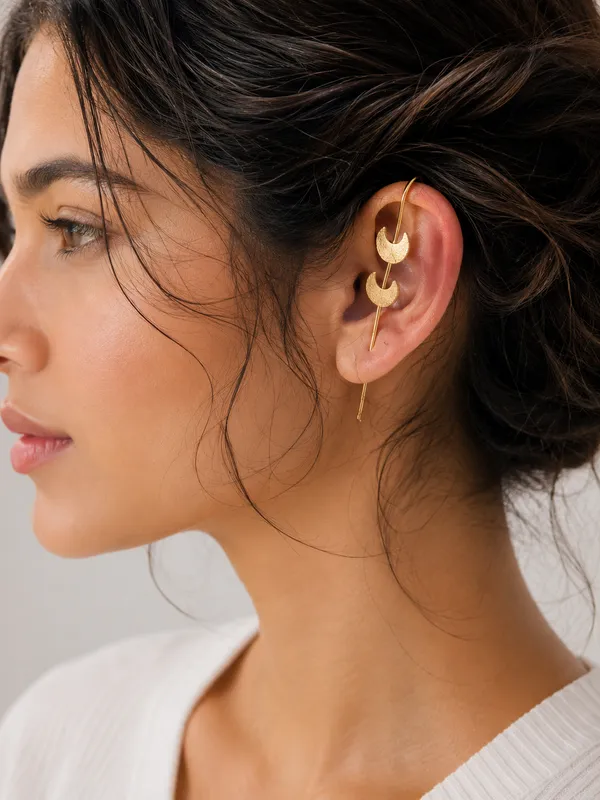 Celestial_Crescent_Golden_Ear_Cuff_??Minimalist_Moon