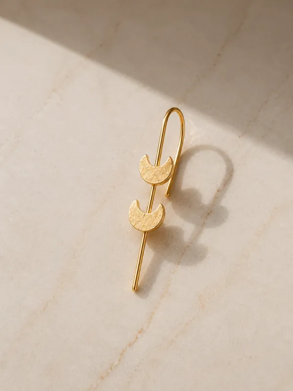 Celestial_Crescent_Golden_Ear_Cuff_??Minimalist_Moon