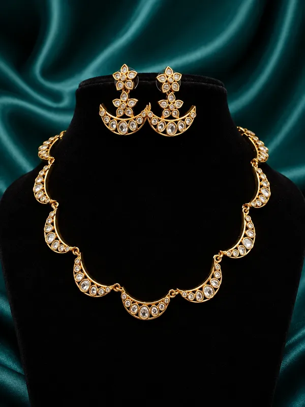 Gold-Plated_Kundan_Crescent_Choker_Necklace_Set_with_Earrings