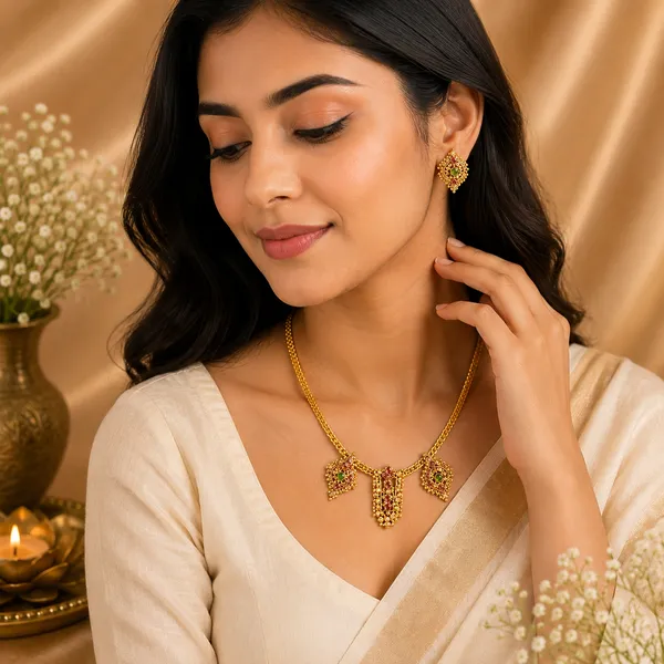 Antique_Gold-Tone_Diamond-Shaped_Kemp_Necklace_with_Matching_Stud_Earrings