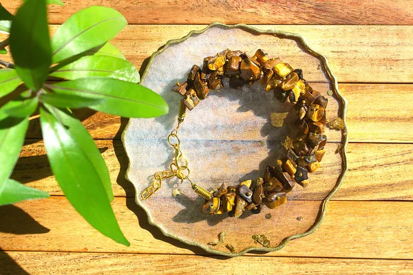 Women_S_Tiger_S_Eye_Chips_With_Free_Selenite_Tumble