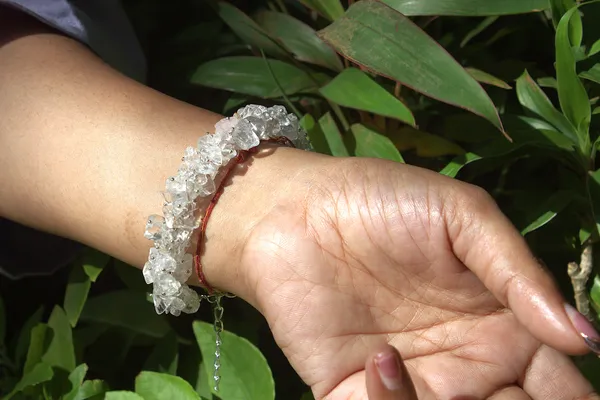 Women_S_Clear_Quarts_Chips_Bracelet_With_Selenite_Tumble