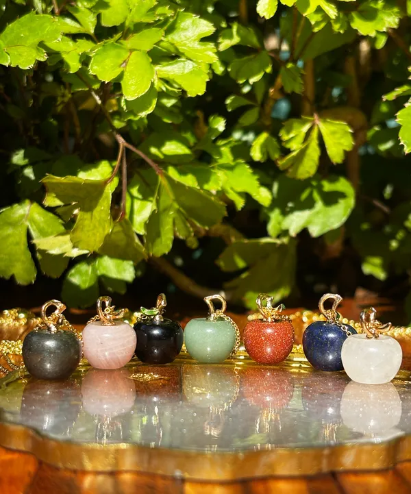 Green_Aventurine_Apple_Pendant_With_Gold_Chain