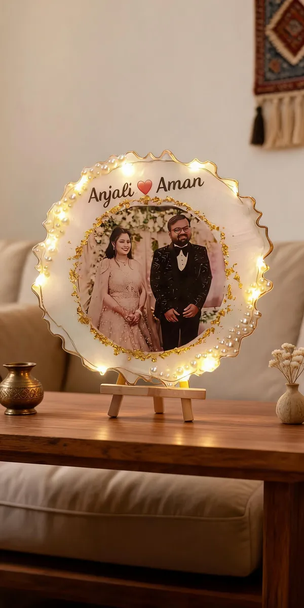 Personalized_Round_Photo_Frame_With_Led_Lights_And_Wooden_Easel_Stand