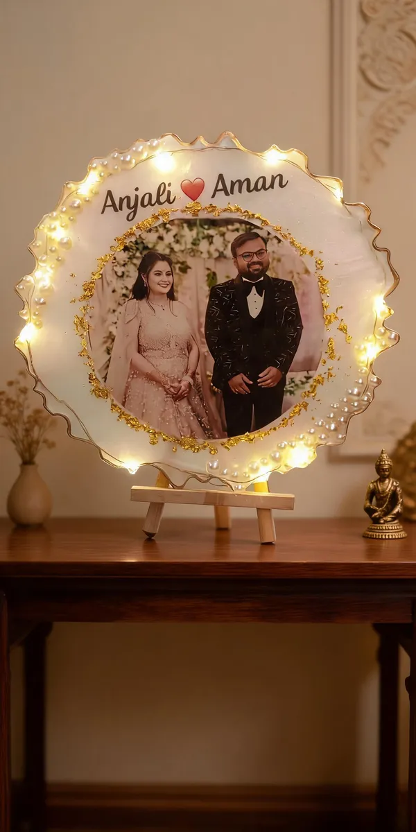 Personalized_Round_Photo_Frame_With_Led_Lights_And_Wooden_Easel_Stand