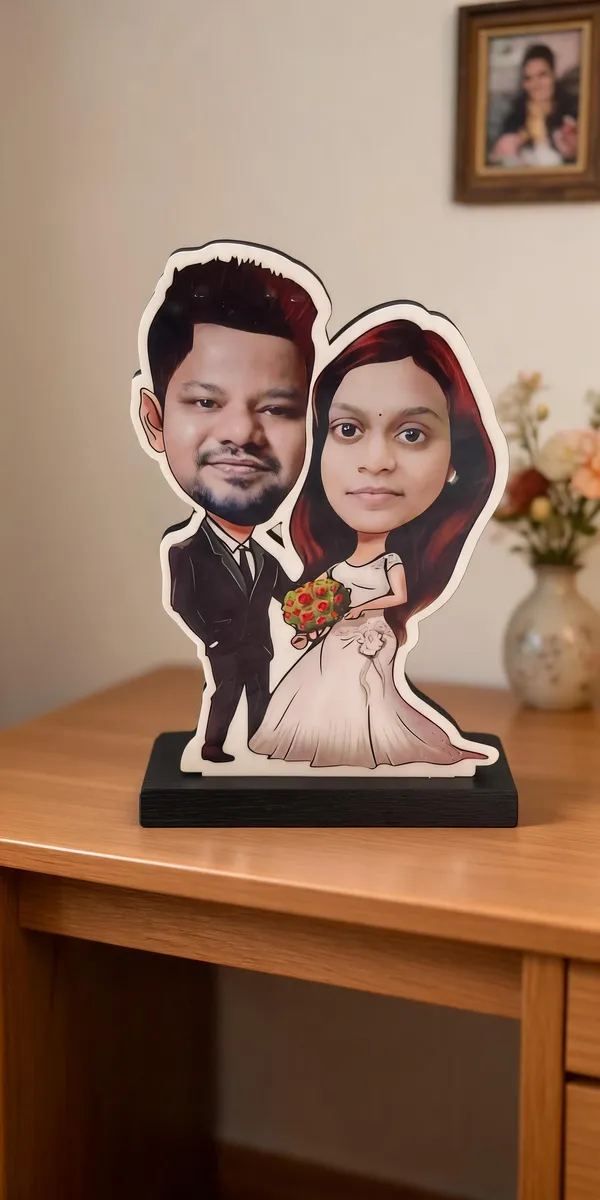 Personalized_Couple_Caricature_Wooden_Table_Photo_Stand