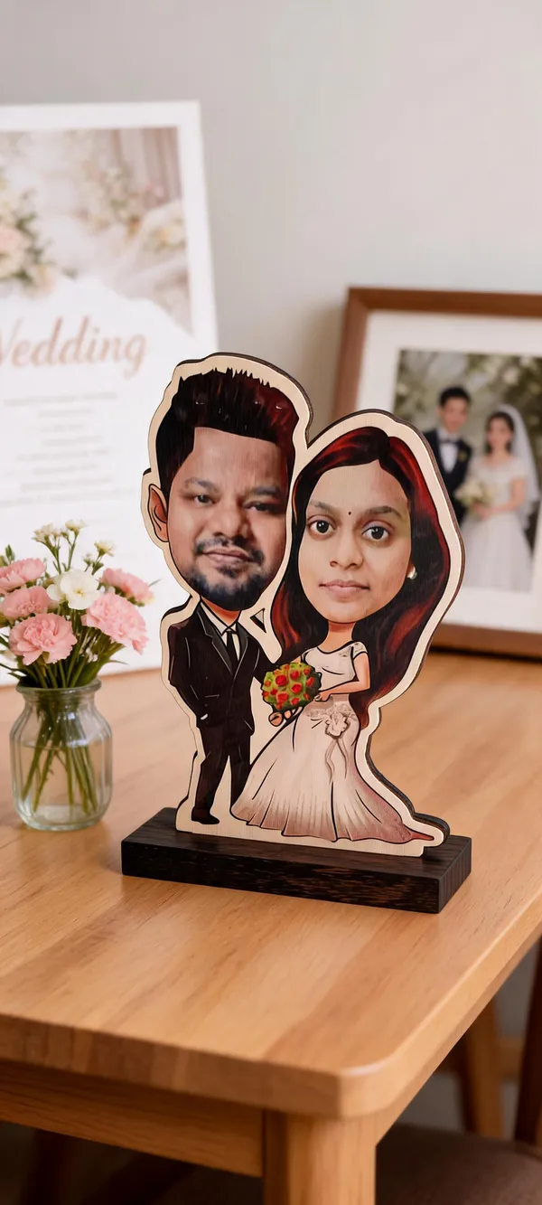Personalized_Couple_Caricature_Wooden_Table_Photo_Stand