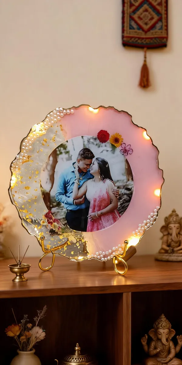 Pink_Resin_Pearl_Photo_Frame_With_Led_Lights_And_Stand
