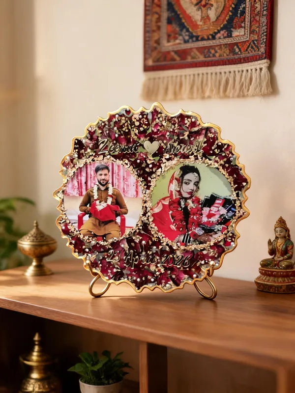 Resin_Floral_Couple_Photo_Frame_With_Stand