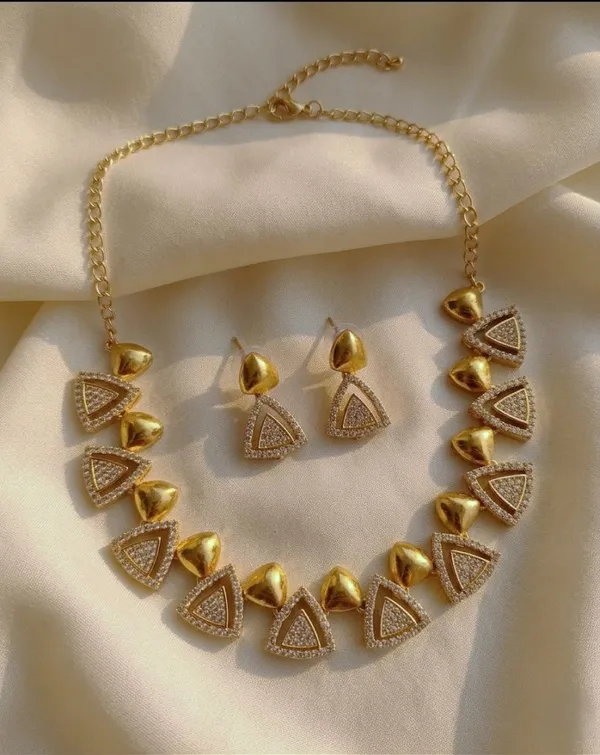 Gold_Alloy_Geometric_Triangular_Stone_Necklace_Set_For_Women