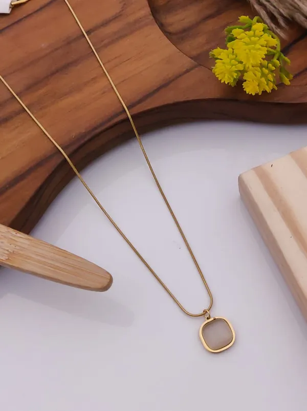 Gold_Plated_Alloy_Minimalist_Round_Pendant_Necklace_For_Women
