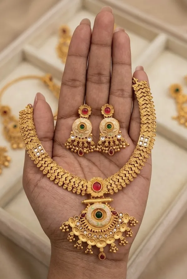 Gold_Alloy_Kundan_Circular_Pendant_Necklace_Set_With_Earrings_For_Women