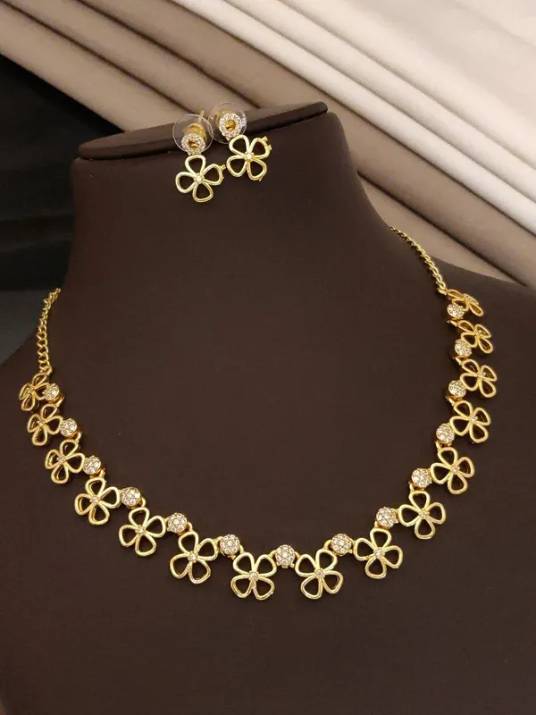 Gold_Alloy_Four_Leaf_Clover_Necklace_Set_For_Women