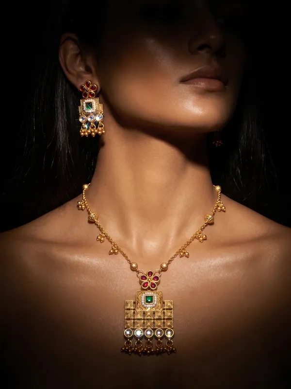 Gold_Plated_Alloy_Kundan_Floral_Motif_Necklace_Set_With_Earrings_For_Women