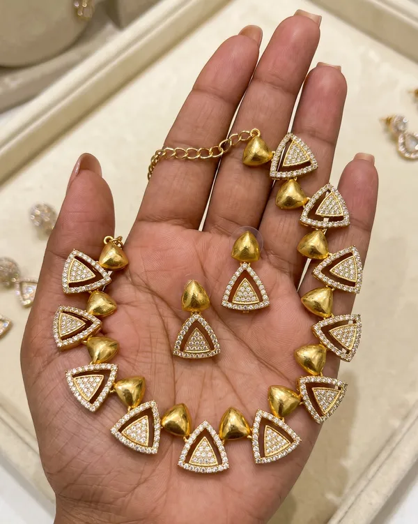 Gold_Alloy_Geometric_Triangular_Stone_Necklace_Set_For_Women
