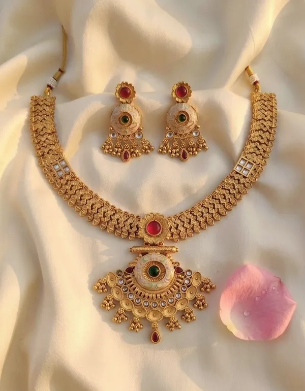 Gold_Alloy_Kundan_Circular_Pendant_Necklace_Set_With_Earrings_For_Women