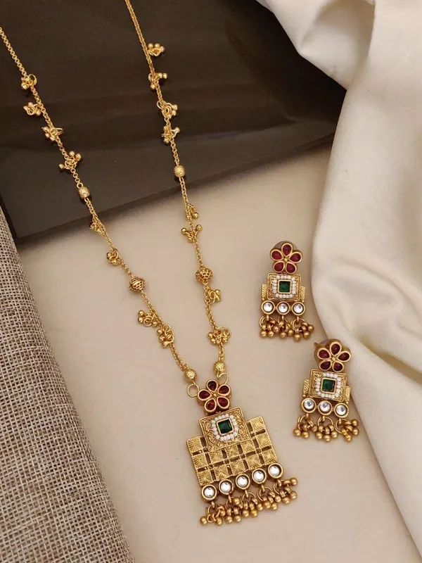 Gold_Plated_Alloy_Kundan_Floral_Motif_Necklace_Set_With_Earrings_For_Women