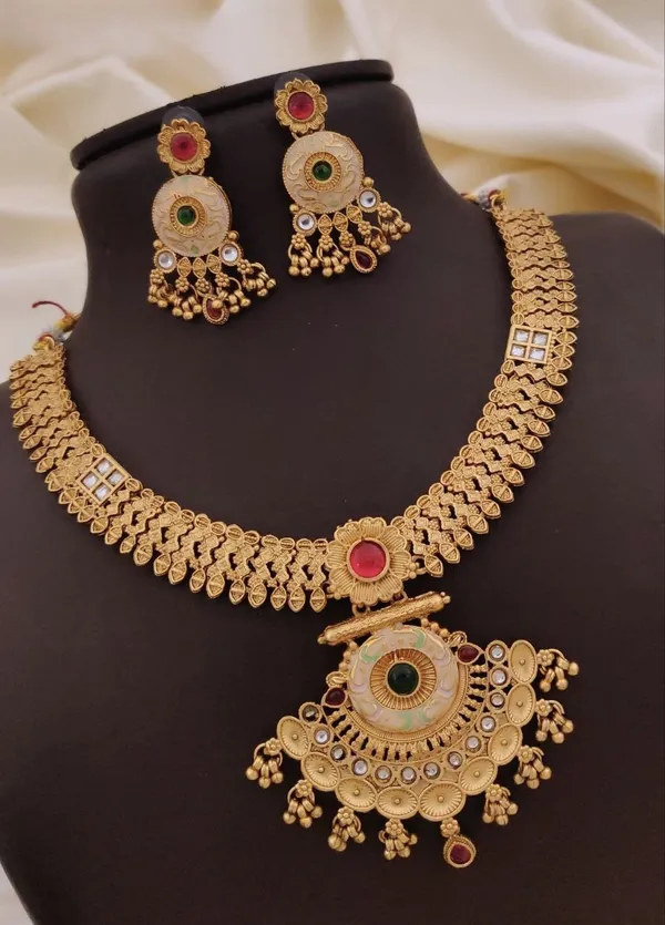 Gold_Alloy_Kundan_Circular_Pendant_Necklace_Set_With_Earrings_For_Women