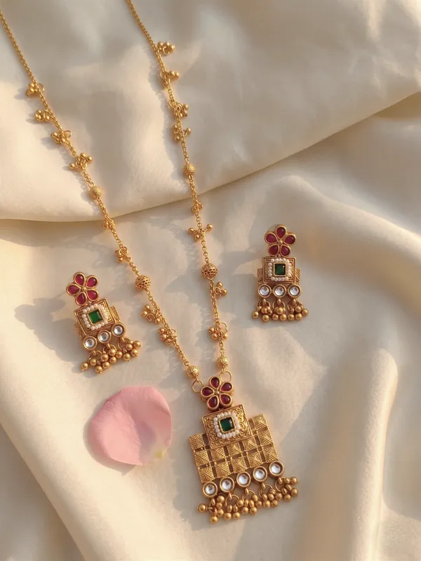 Gold_Plated_Alloy_Kundan_Floral_Motif_Necklace_Set_With_Earrings_For_Women