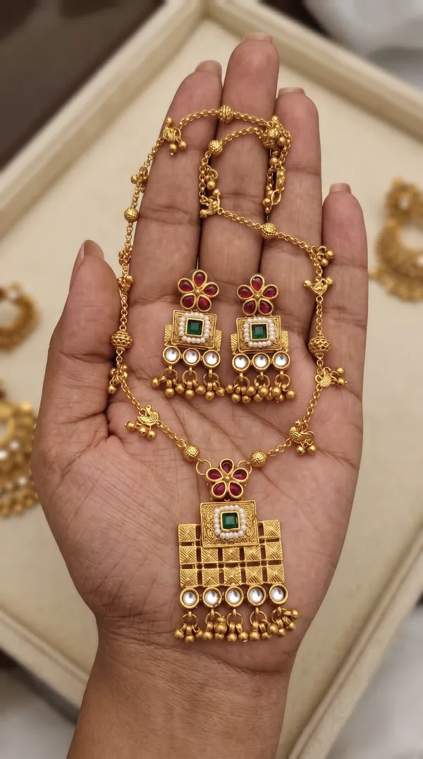 Gold_Plated_Alloy_Kundan_Floral_Motif_Necklace_Set_With_Earrings_For_Women