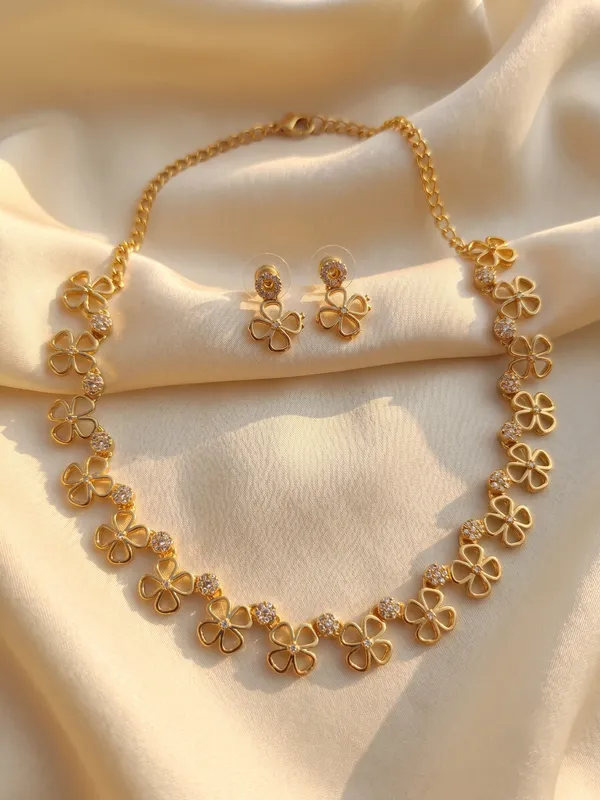 Gold_Alloy_Four_Leaf_Clover_Necklace_Set_For_Women