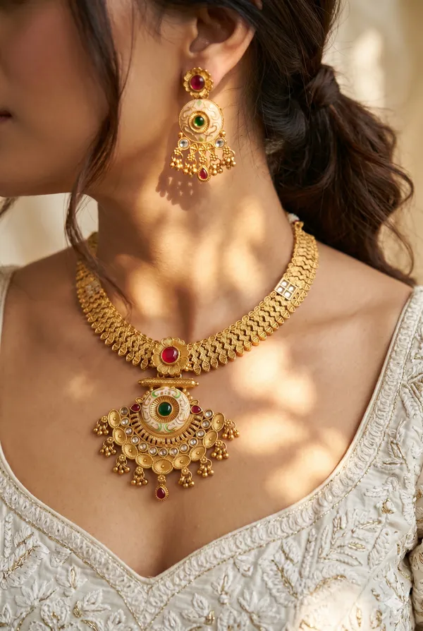 Gold_Alloy_Kundan_Circular_Pendant_Necklace_Set_With_Earrings_For_Women