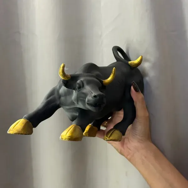 Resin_Contemporary_Charging_Bull_Statue_Gold