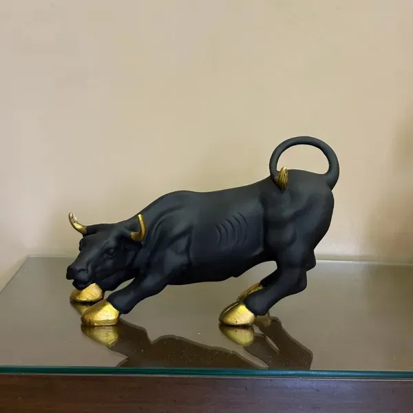 Resin_Contemporary_Charging_Bull_Statue_Gold