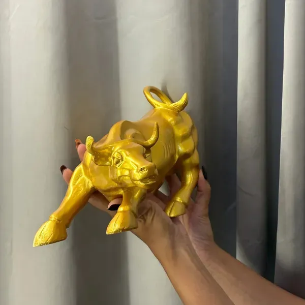 Resin_Contemporary_Charging_Bull_Statue_Gold