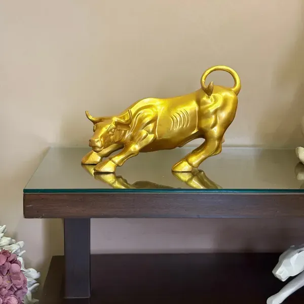 Resin_Contemporary_Charging_Bull_Statue_Gold